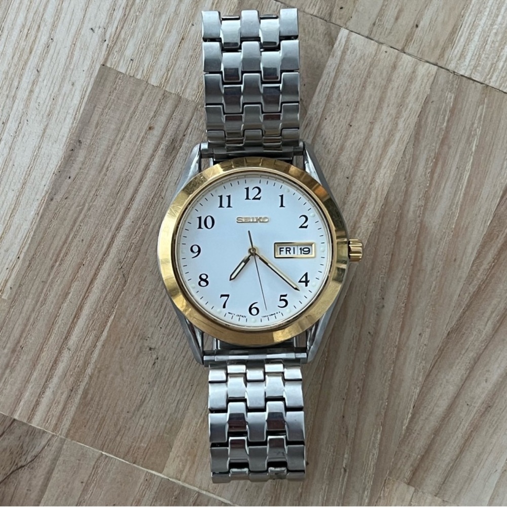 Seiko Men's Watch Stainless Stretch Bracelet Gold Case White Dial Date Window - Picture 2 of 11
